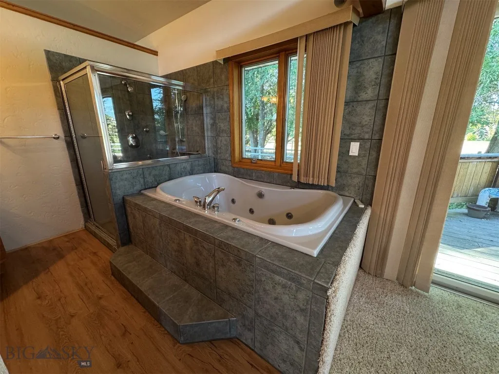 En suite bathroom - jetted tub