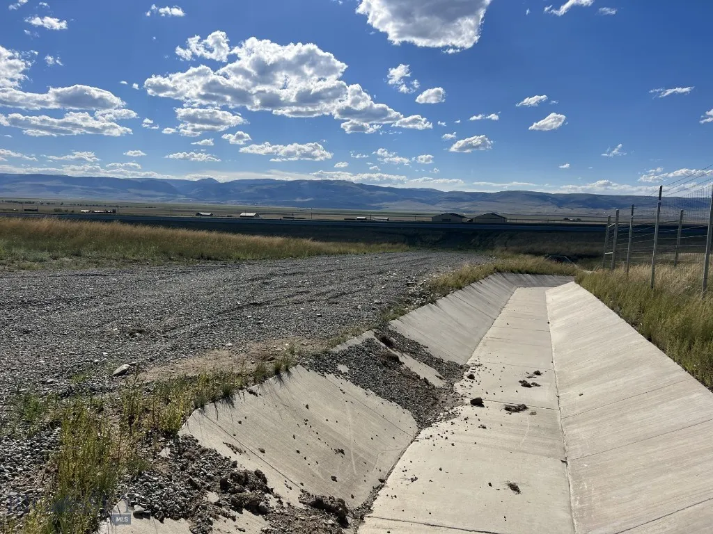 Views inside taxiway gate.