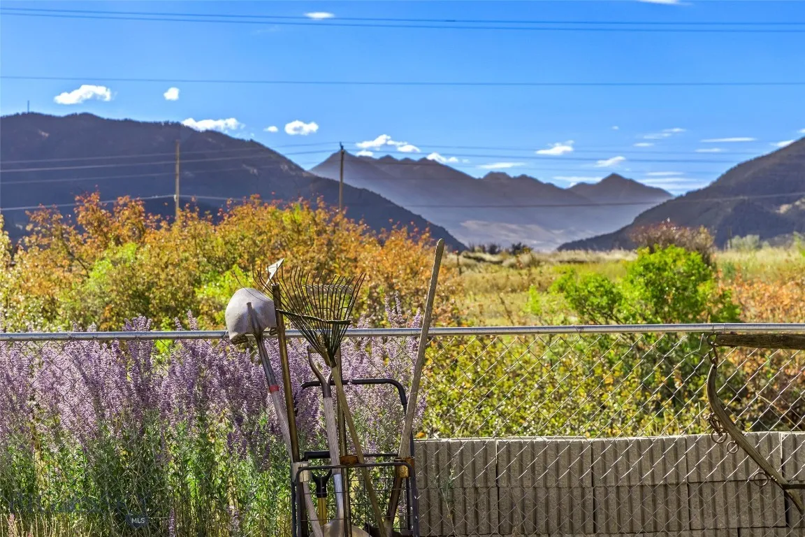 1801 Sun Avenue, Livingston, Montana 59047, Livingston, Montana 59047, 3 Bedrooms Bedrooms, ,1 BathroomBathrooms,Residential,For Sale,1801 Sun Avenue, Livingston, Montana 59047,0,406178