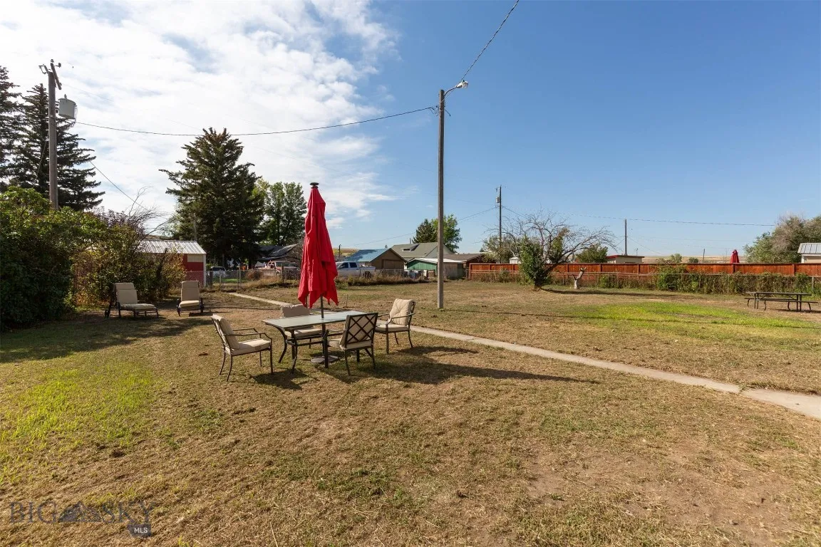 Yard and adjacent lot (available for additional $)
