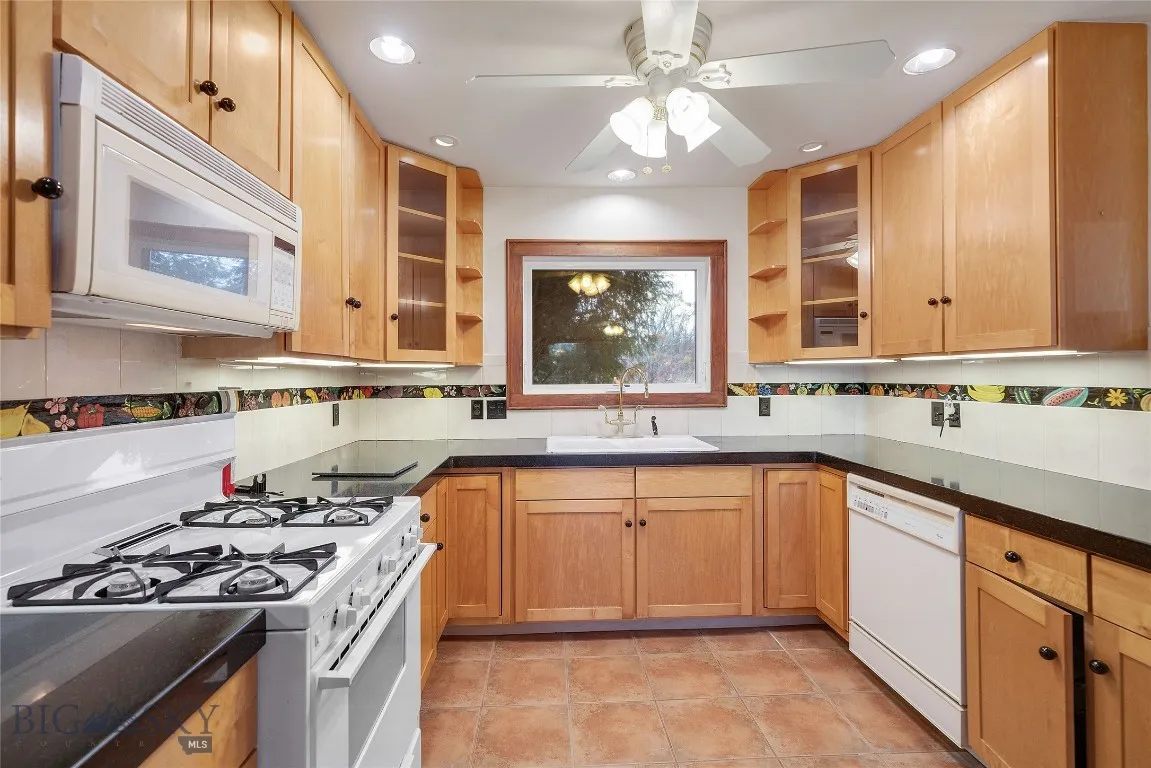 gas range, refrigerator, dishwasher & microwave included