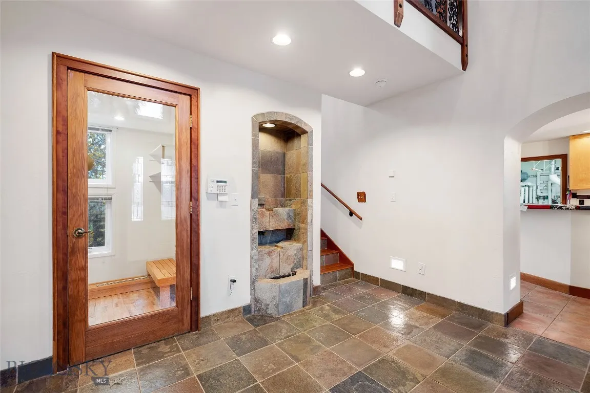 right: entrance to kitchen