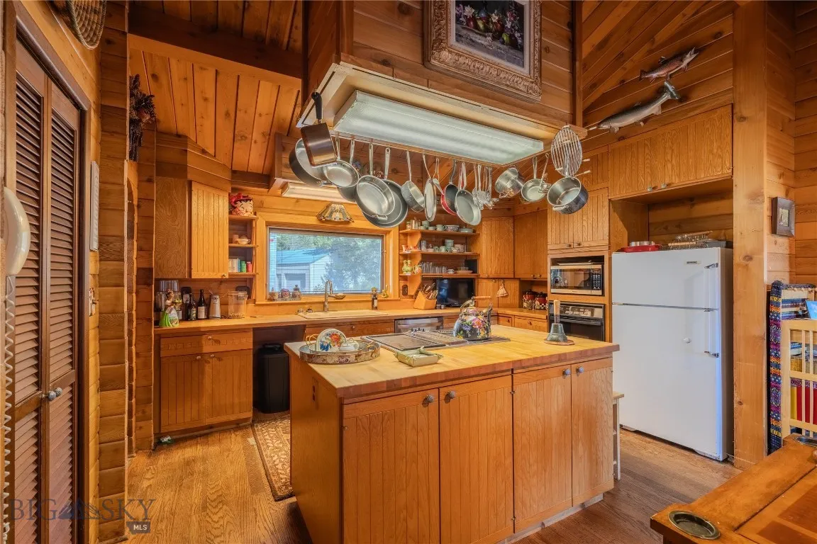 170 Loop Lane, West Yellowstone, Montana 59758, West Yellowstone, Montana 59758, 3 Bedrooms Bedrooms, ,2 BathroomsBathrooms,Residential,For Sale,170 Loop Lane, West Yellowstone, Montana 59758,0,406407