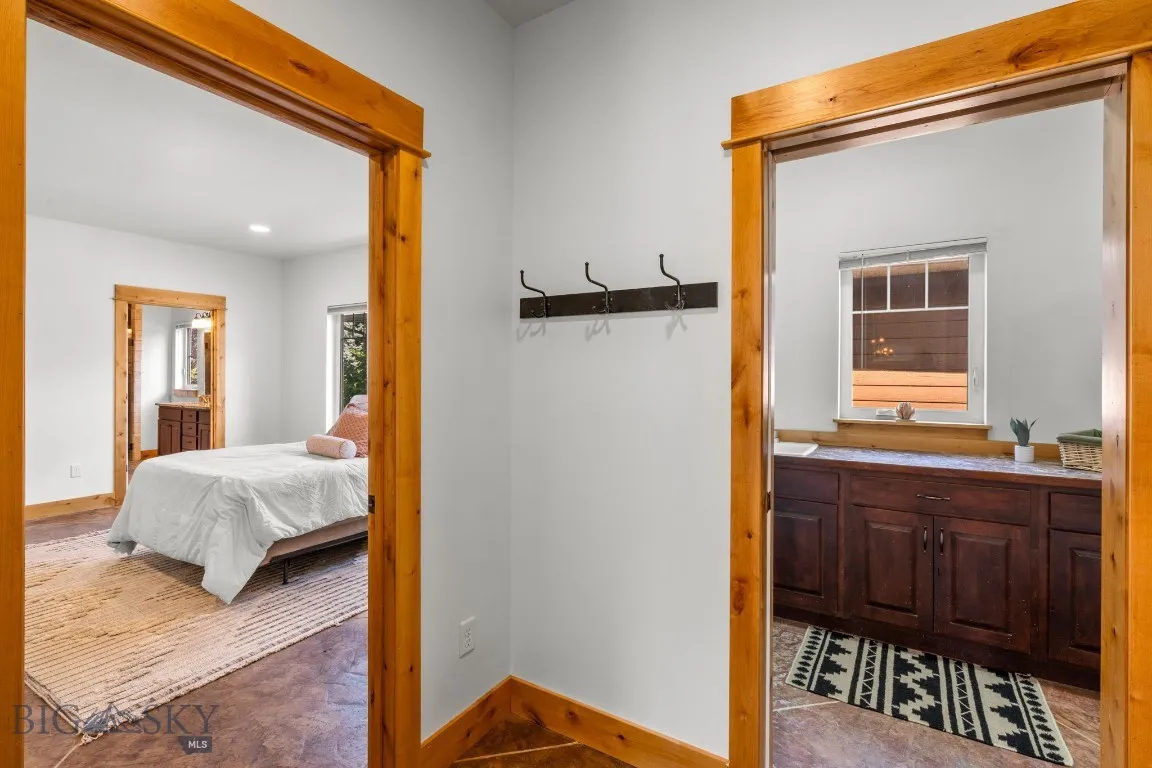 Hall to primary bedroom en suite
and laundry area