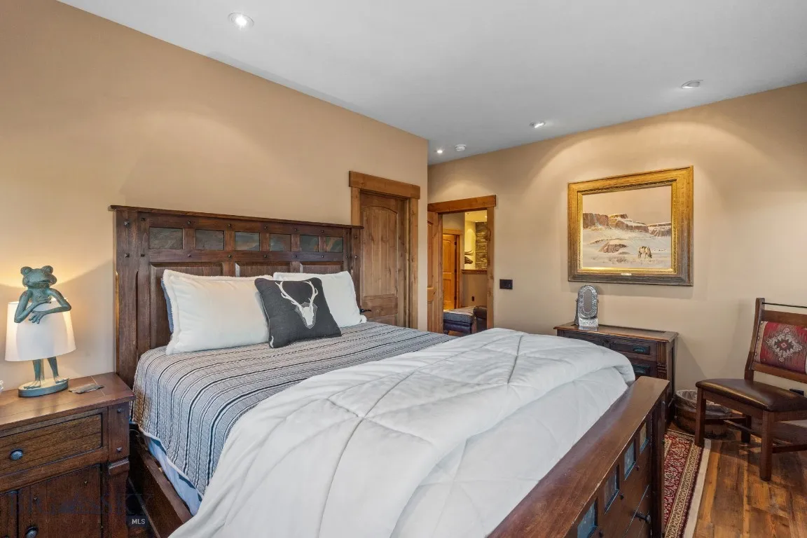 Queen guestroom with walk-in closet