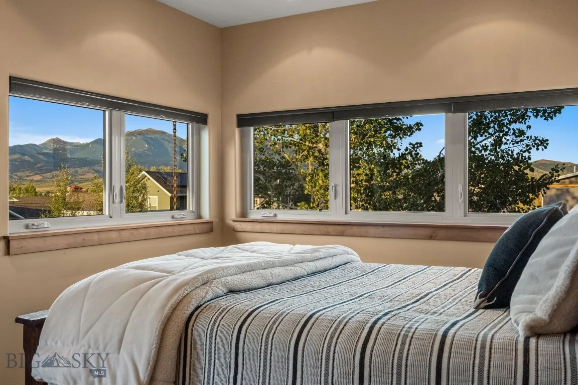Queen guestroom mountain view