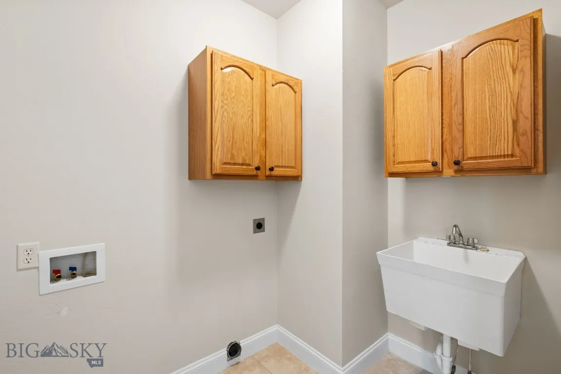 Laundry Room with sink
