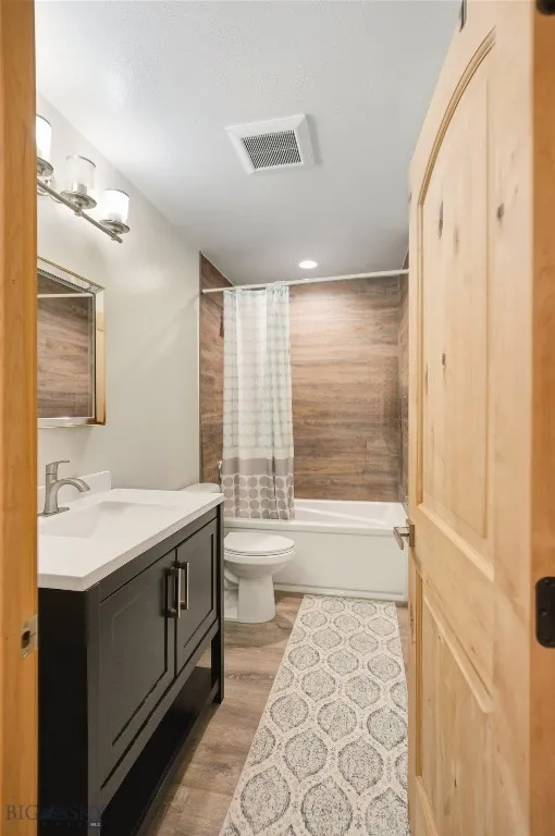 Upstairs full bath off hallway.