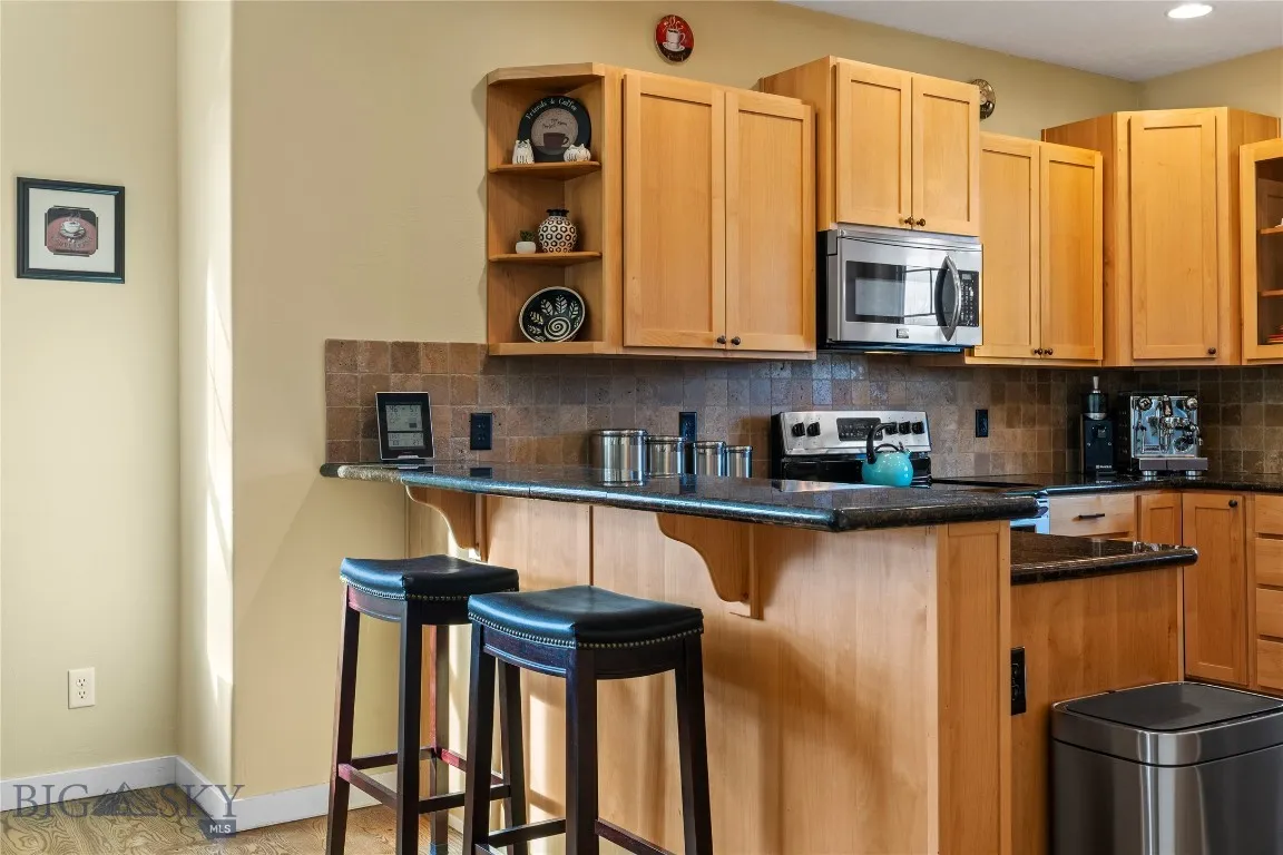 Breakfast bar off of kitchen