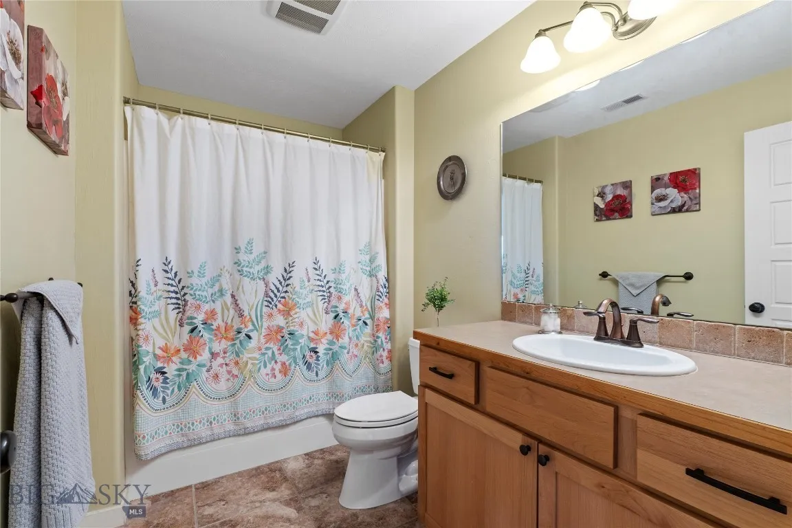 Full bath (upstairs)