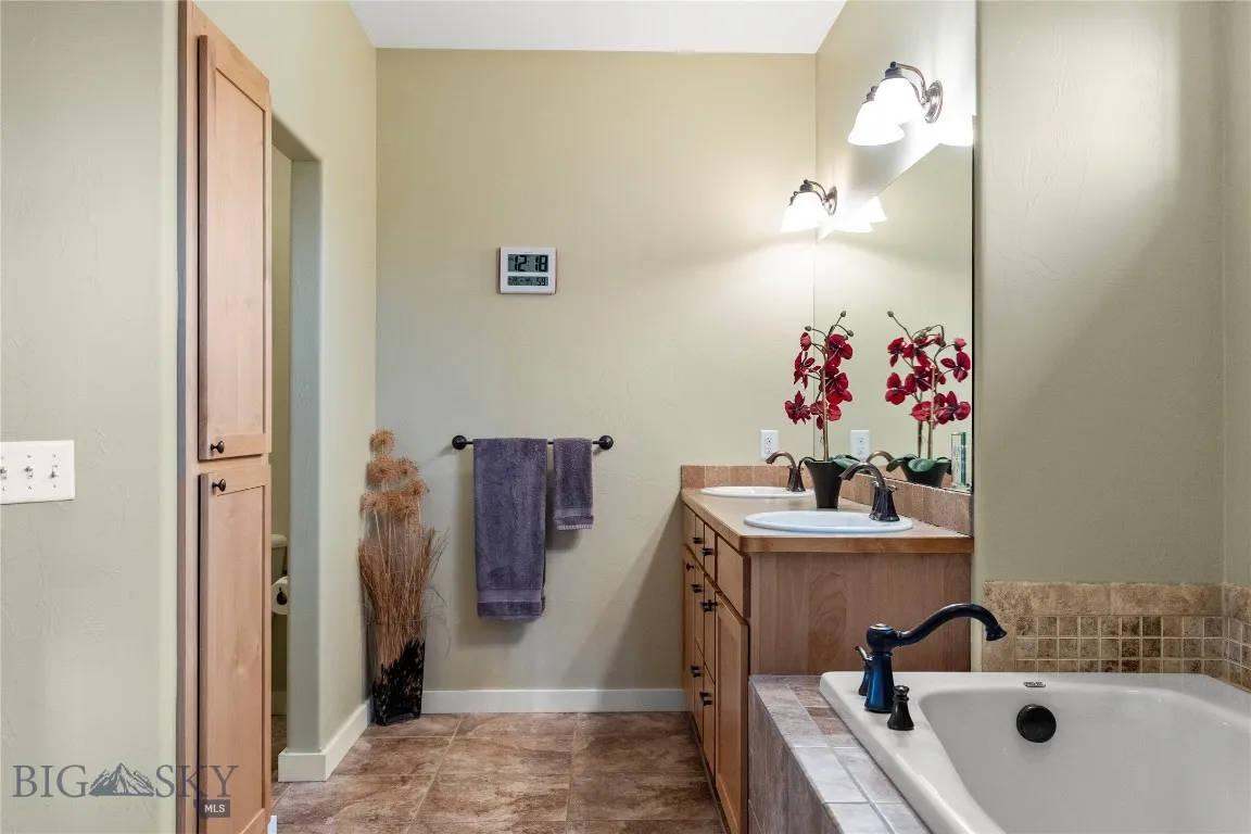 Soaking tub, double vanity, private toilet