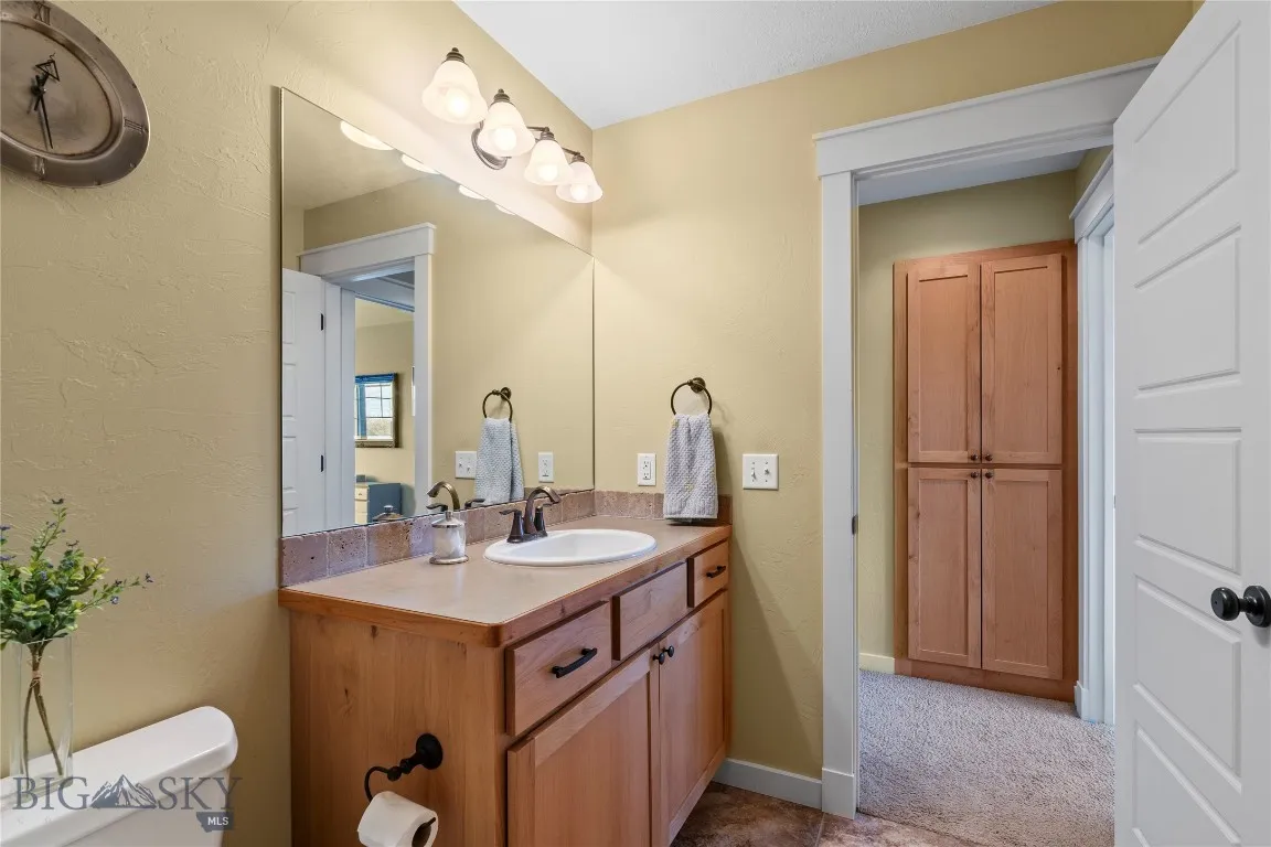 Full bath (upstairs)