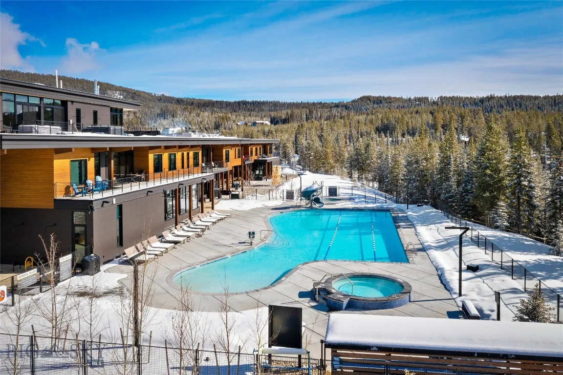 Heated Pool/Hot Tub (LakeLodge Amenity)