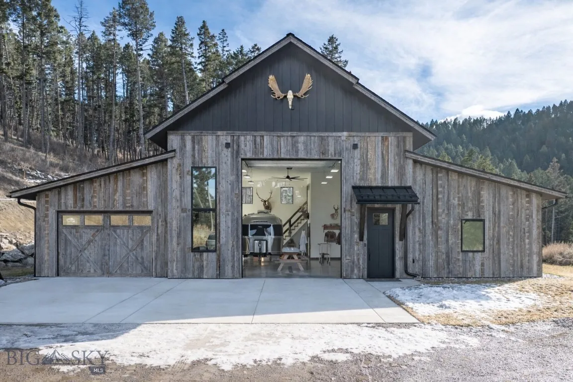 Impressive shop with integrated living.