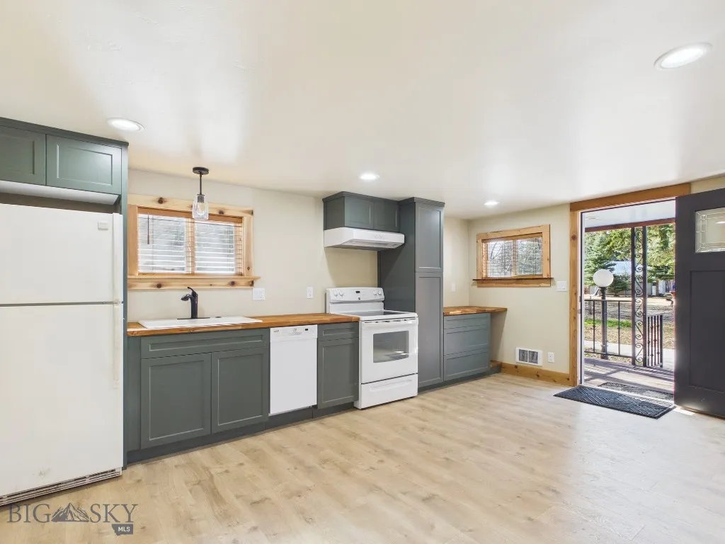 4964 Us Highway 89 S, Livingston, Montana 59047, Livingston, Montana 59047, ,Residential Income,For Sale,4964 Us Highway 89 S, Livingston, Montana 59047,0,409201