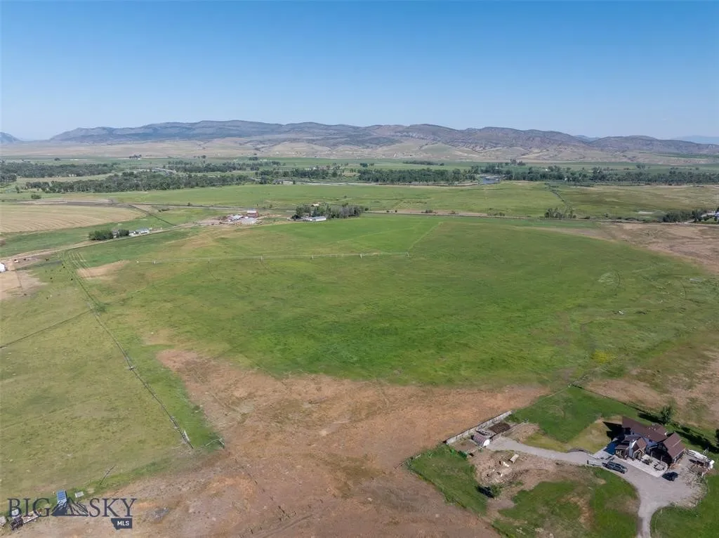 Center Pivot and wheel line view looking westward