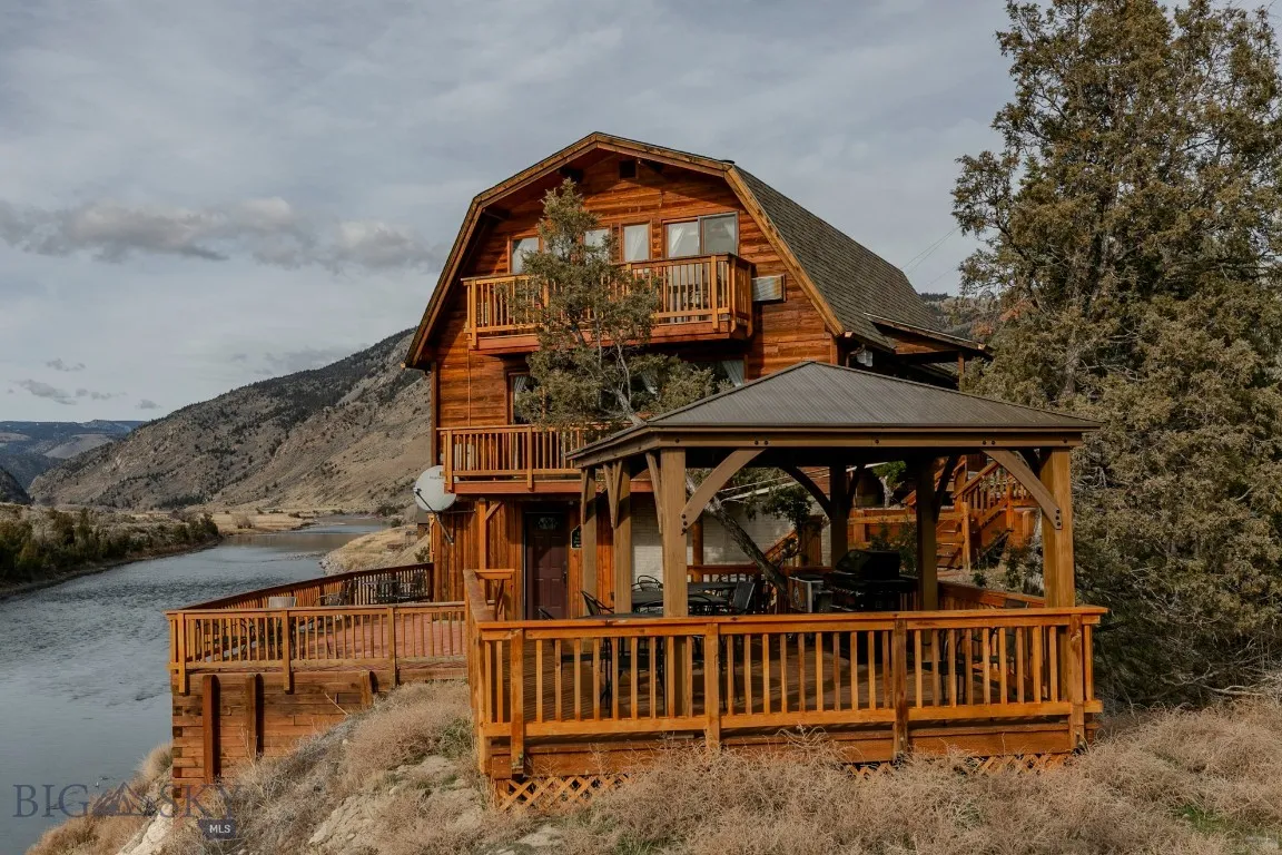 1099 Us Highway 89 S, Gardiner, Montana 59030, Gardiner, Montana 59030, ,Residential Income,For Sale,1099 Us Highway 89 S, Gardiner, Montana 59030,0,408944