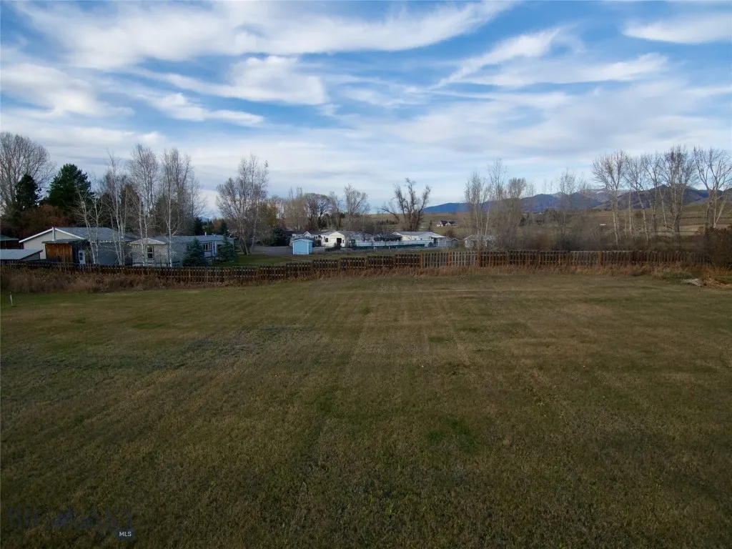 **Lot lines are an estimate