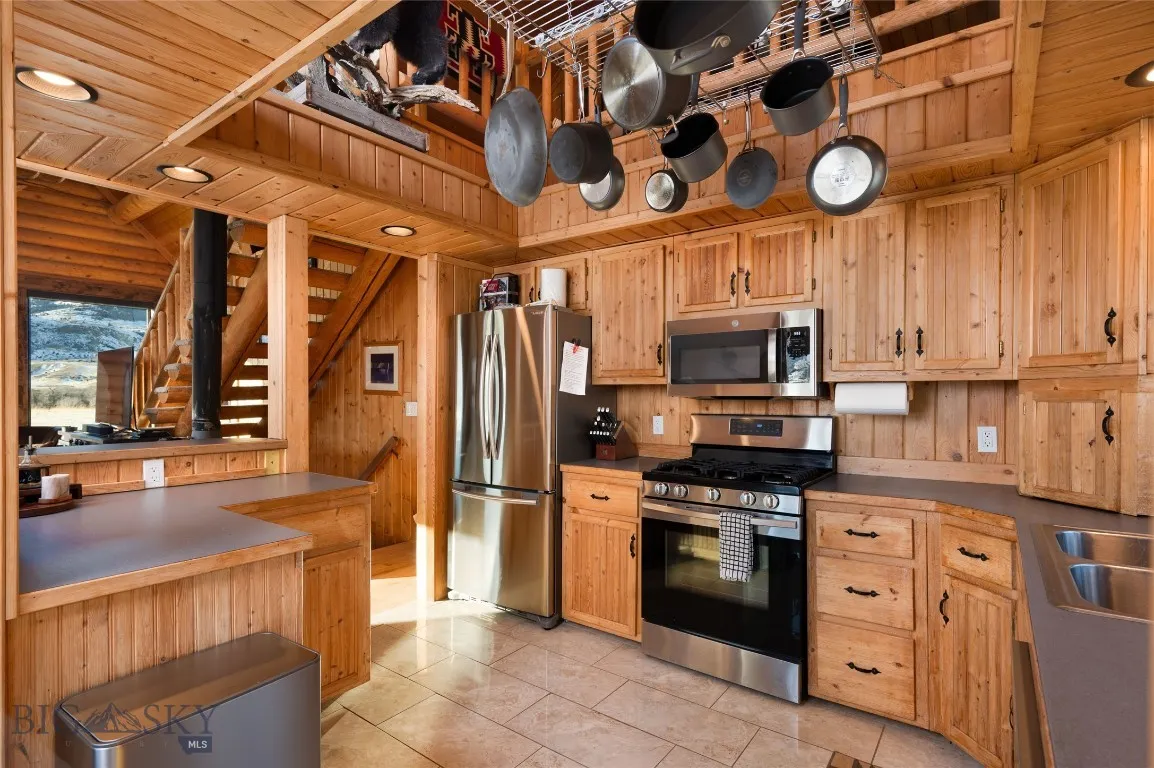 Emigrant, Montana 59027, 6 Bedrooms Bedrooms, ,1 BathroomBathrooms,Residential,For Sale,0,409055