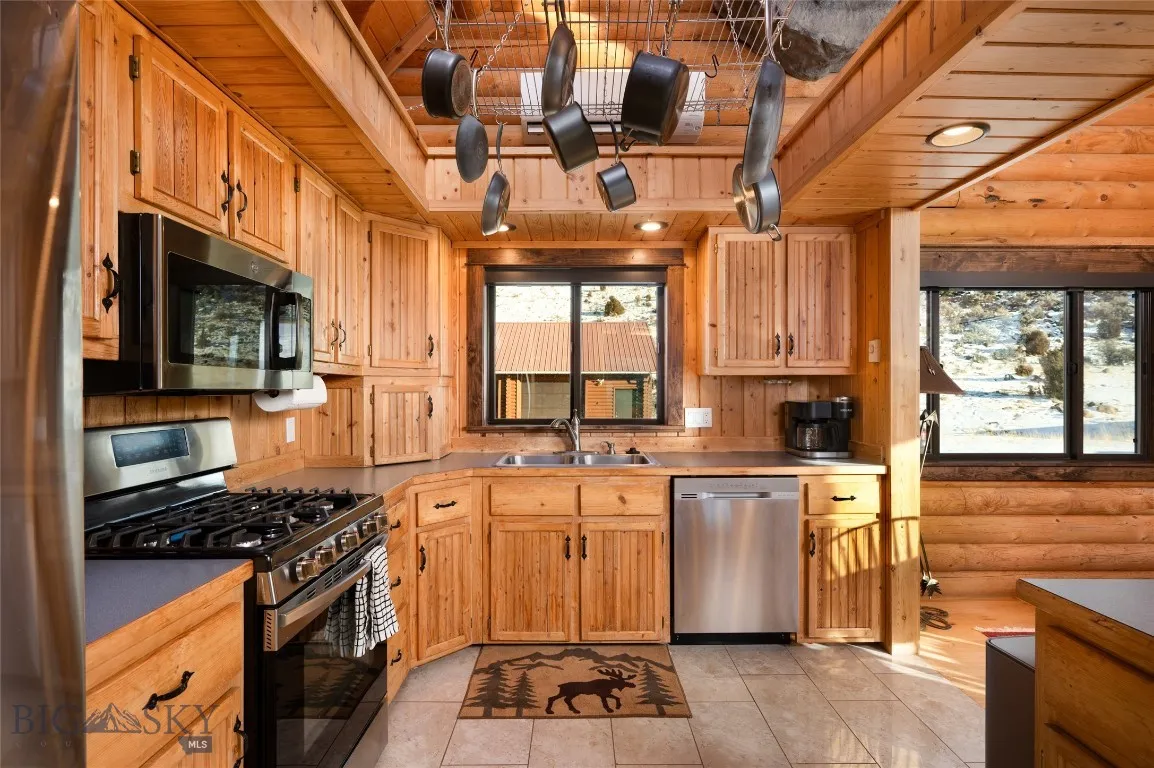 Emigrant, Montana 59027, 6 Bedrooms Bedrooms, ,1 BathroomBathrooms,Residential,For Sale,0,409055