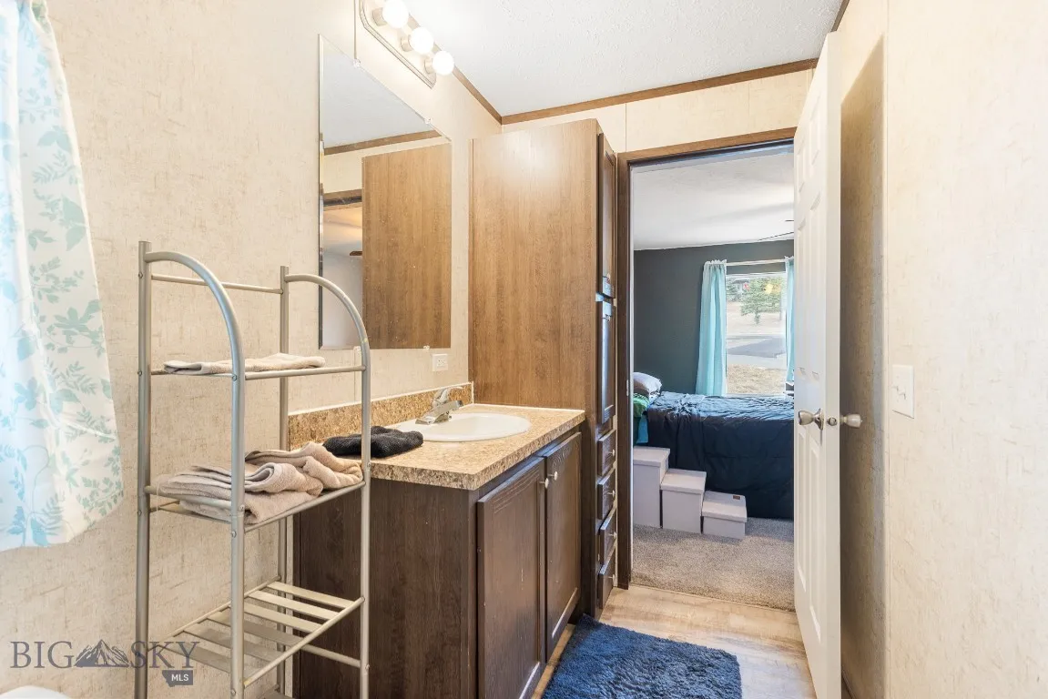 Full ensuite bathroom 1