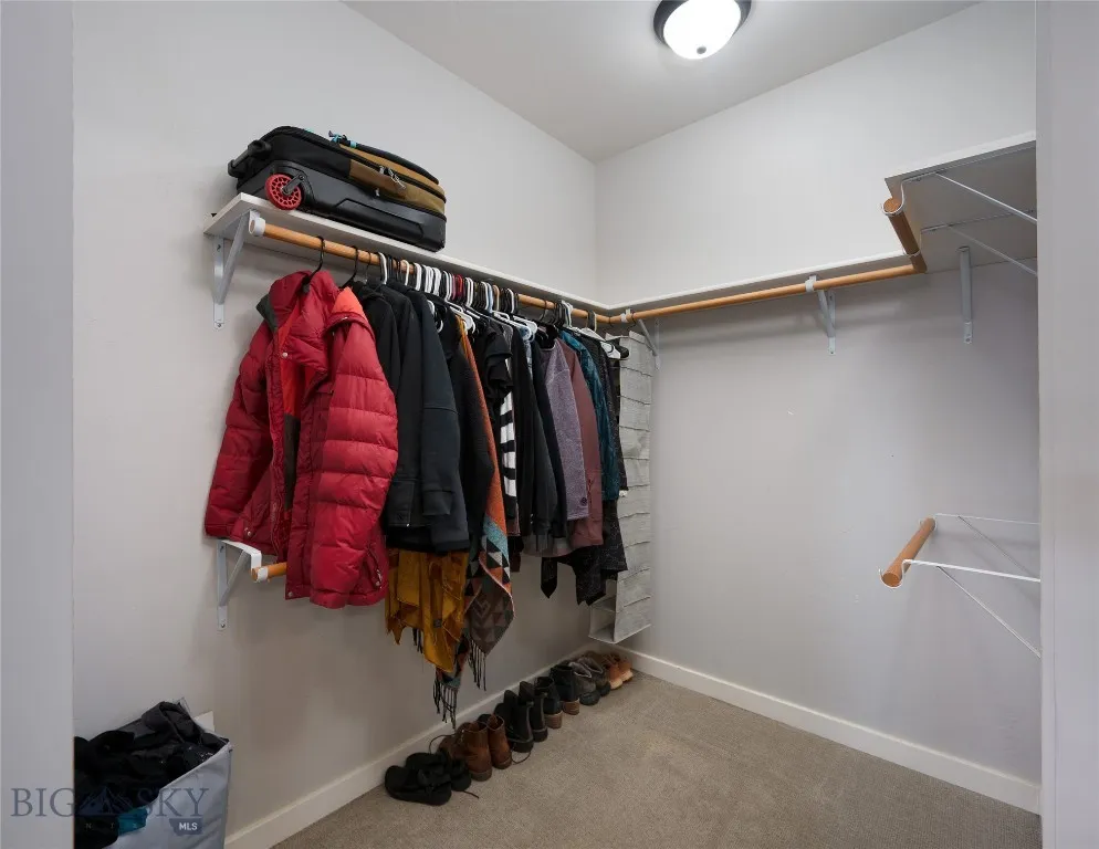 WALK IN CLOSET