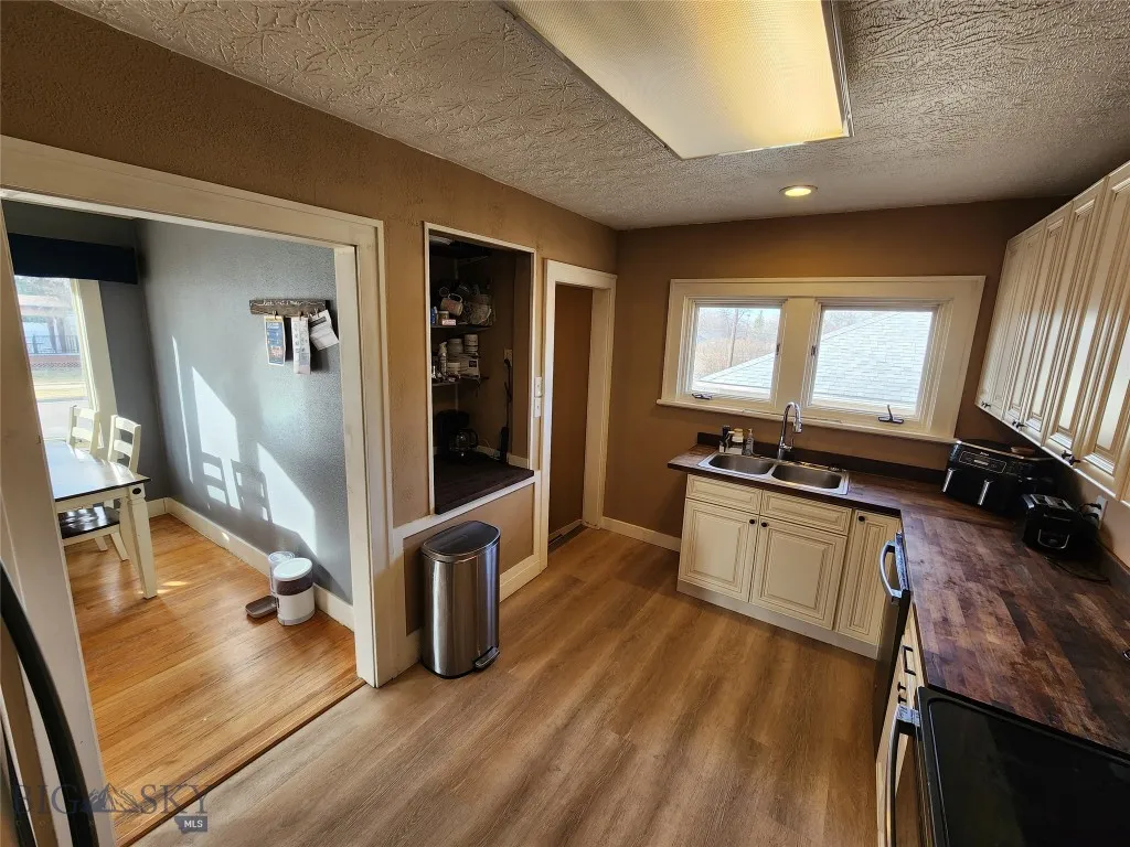 3301 1st Avenue N, Great Falls, Montana 59401, Great Falls, Montana 59401, 3 Bedrooms Bedrooms, ,2 BathroomsBathrooms,Residential,For Sale,3301 1st Avenue N, Great Falls, Montana 59401,0,409393