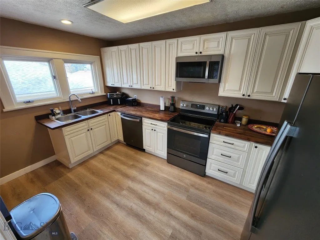 3301 1st Avenue N, Great Falls, Montana 59401, Great Falls, Montana 59401, 3 Bedrooms Bedrooms, ,2 BathroomsBathrooms,Residential,For Sale,3301 1st Avenue N, Great Falls, Montana 59401,0,409393