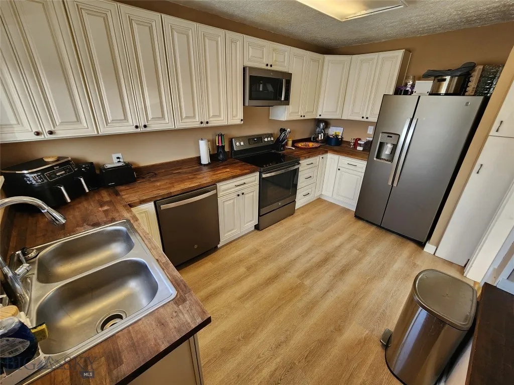 3301 1st Avenue N, Great Falls, Montana 59401, Great Falls, Montana 59401, 3 Bedrooms Bedrooms, ,2 BathroomsBathrooms,Residential,For Sale,3301 1st Avenue N, Great Falls, Montana 59401,0,409393