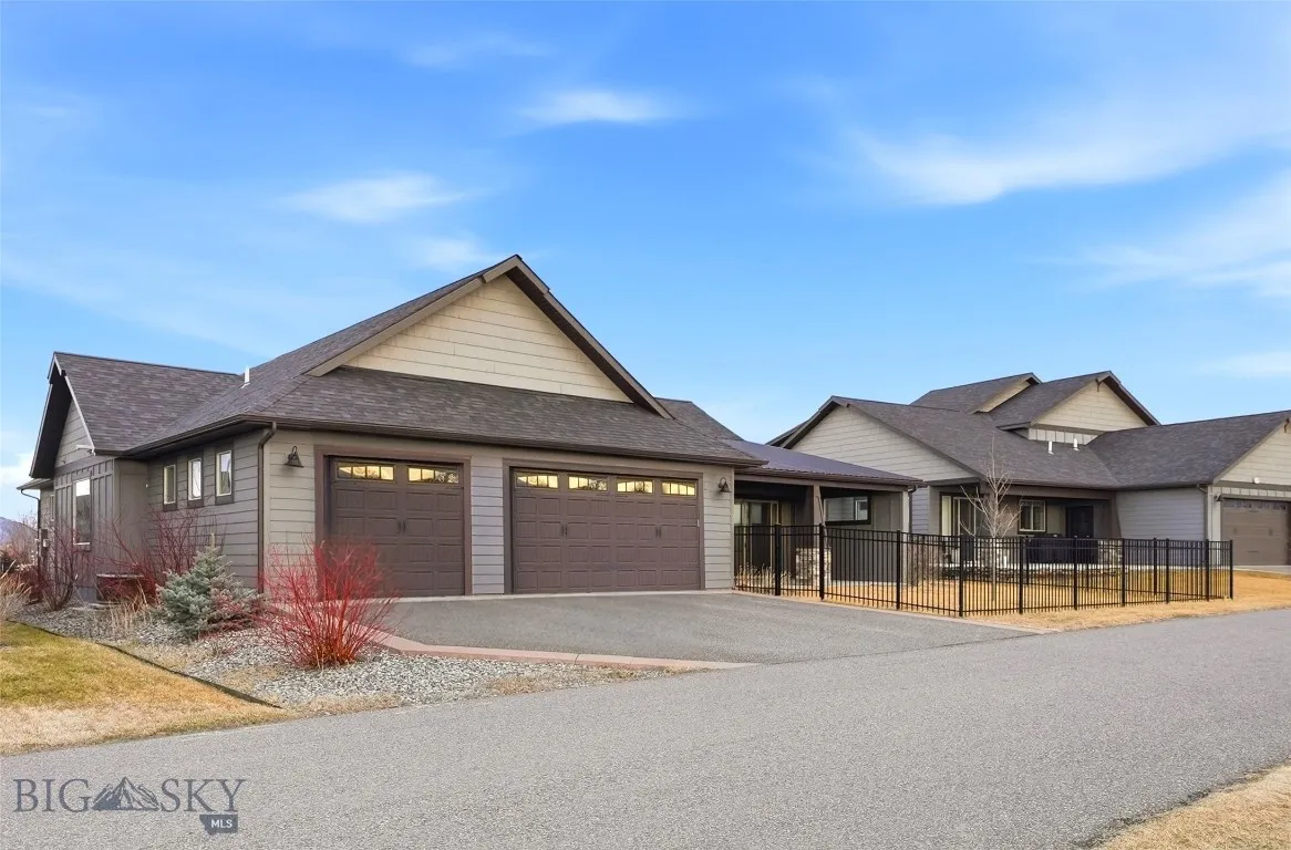 Extra large, 750sf, 3-Car garage