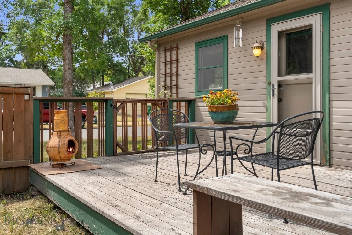 Side entrance to the deck