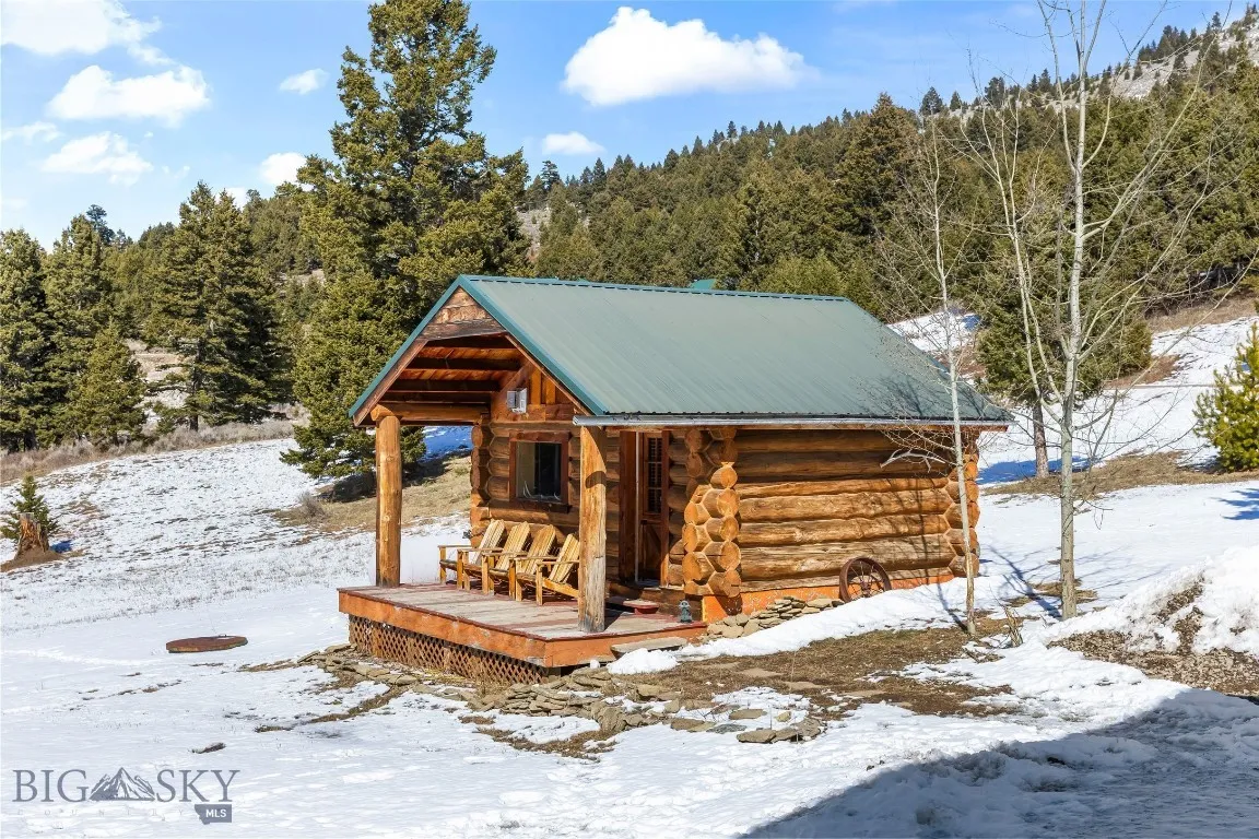 Authentic log guest cabin- 202sf