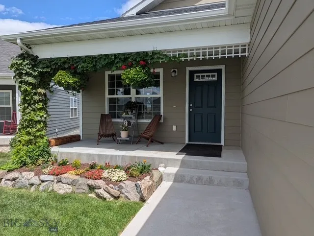 2239 Sturnella - Porch in Summer