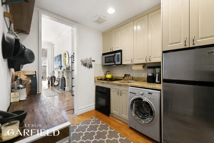 27 W 9TH Street, New York City, NY 10011