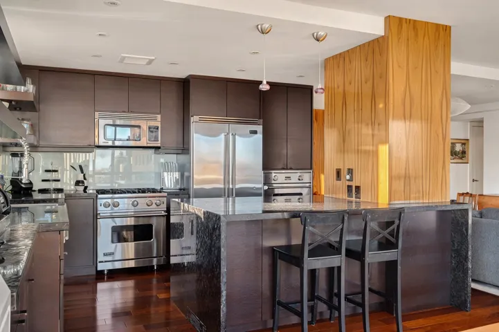 190 E 72ND Street, New York City, NY 10021