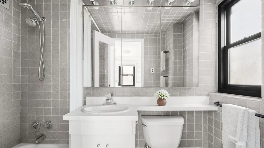 220 E 57TH Street, New York City, NY 10022