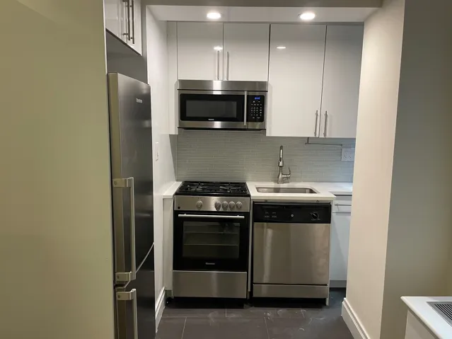 309 W 57th Street 405, New York City, New York 10019, 2 Rooms Rooms,1 BathroomBathrooms,Residential Lease,For Rent,57TH,RLS20067945