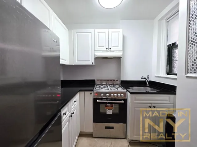51-01 39th Avenue R34, New York City, New York 11104, 2 Rooms Rooms,1 BathroomBathrooms,Residential Lease,For Rent,39th,RLS20074615