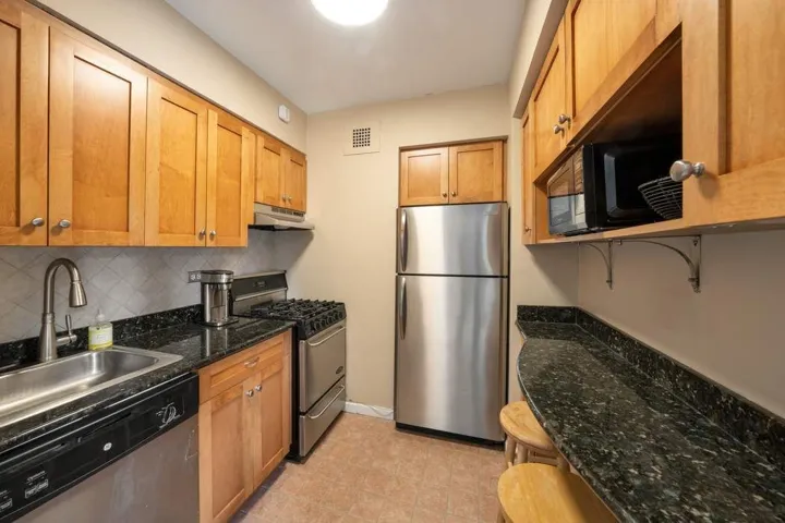 305 E 72nd Street, New York City, NY 10021