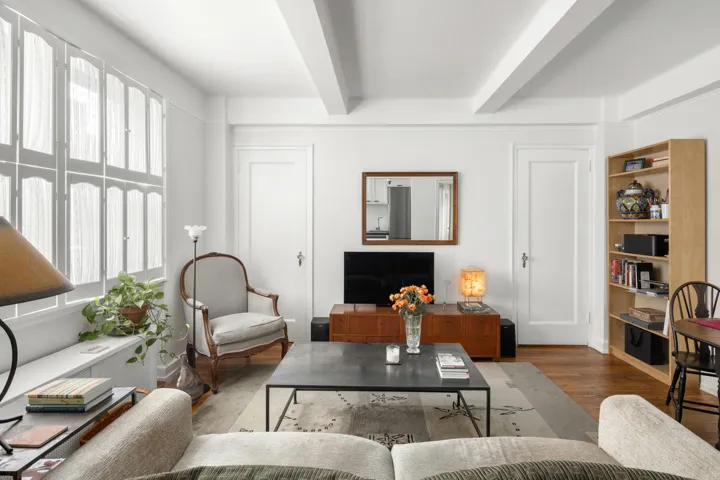 211 E 35TH Street, New York City, NY 10016