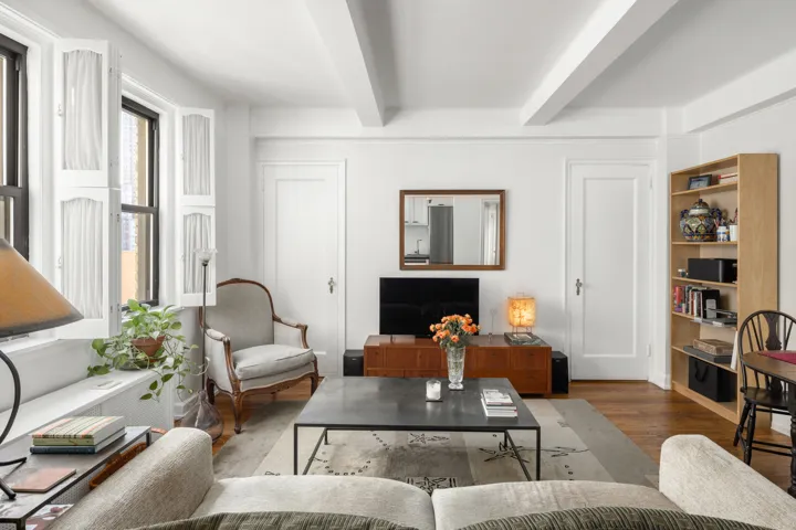 211 E 35TH Street, New York City, NY 10016