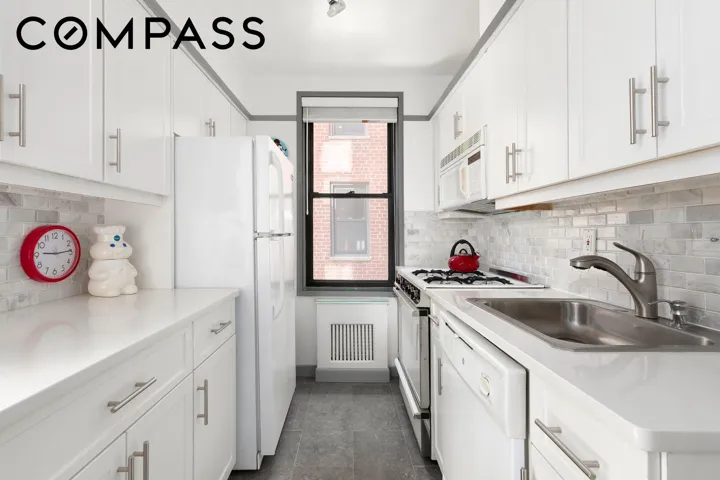 30 E 9th Street, New York City, NY 10003