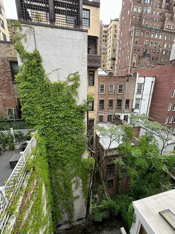 25 E 69TH Street, New York City, NY 10021