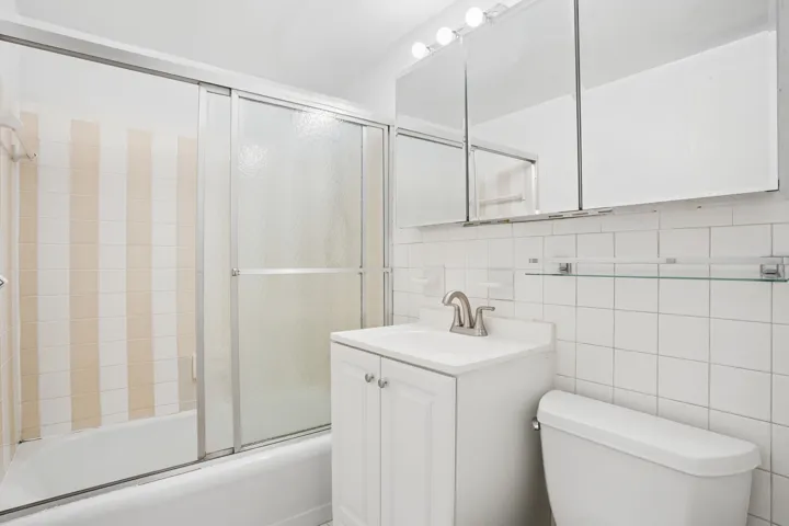 220 E 57TH Street, New York City, NY 10022