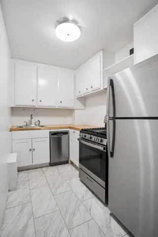 220 E 57TH Street, New York City, NY 10022