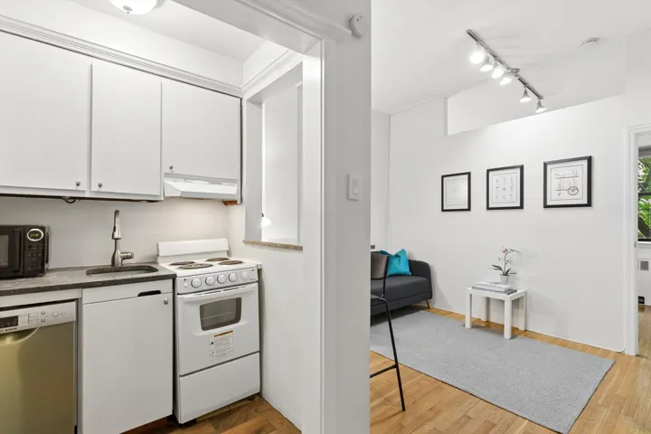 230 E 52ND Street, New York City, NY 10022