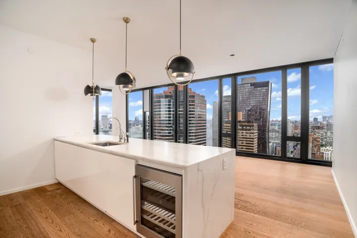 695 1ST Avenue, New York City, NY 10016