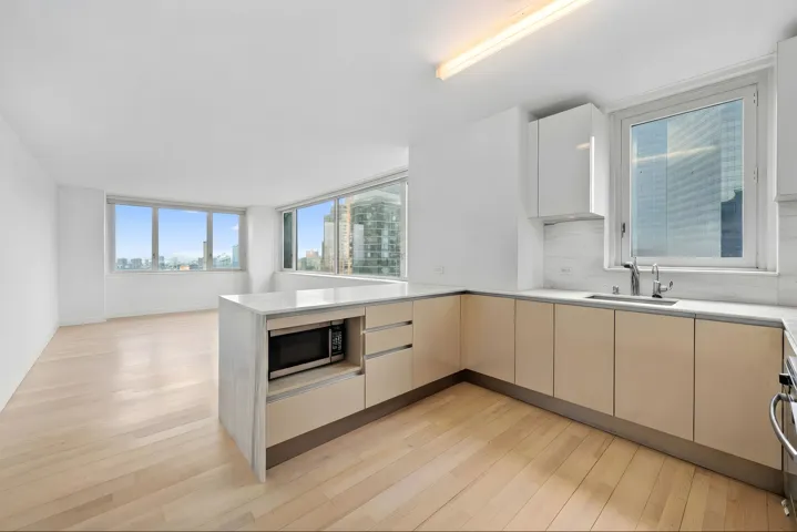 322 W 57th Street, New York City, NY 10019