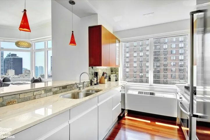 300 E 55TH Street, New York City, NY 10022