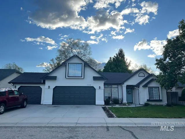3253 N Lilyturf Ave – Home For Rent, Meridian, Idaho 83642